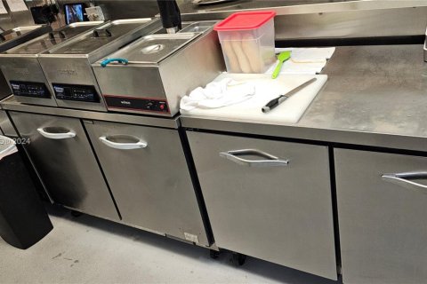 Commercial property in Sunny Isles Beach, Florida № 1960740 - photo 5