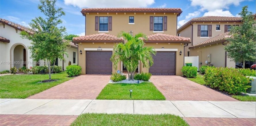 Дом в Тамарак, Флорида 4 комнаты, 206.8м2 № 2025746