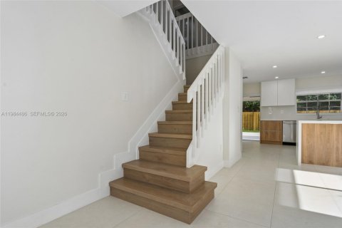 House in Miami, Florida 4 bedrooms, 210.7 sq.m. № 2045713 - photo 17