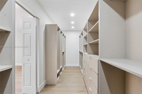 House in Miami, Florida 4 bedrooms, 210.7 sq.m. № 2045713 - photo 24