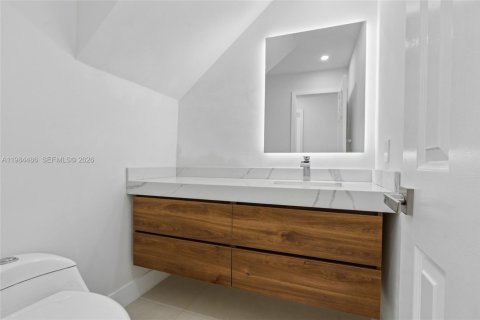 House in Miami, Florida 4 bedrooms, 210.7 sq.m. № 2045713 - photo 16