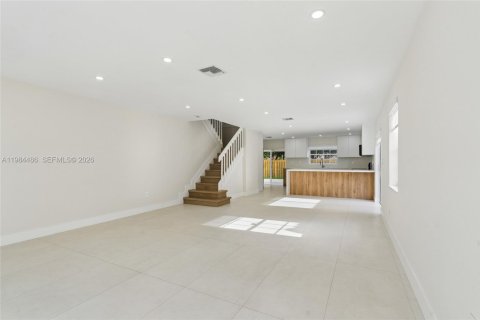 House in Miami, Florida 4 bedrooms, 210.7 sq.m. № 2045713 - photo 6
