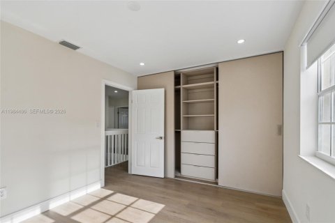 House in Miami, Florida 4 bedrooms, 210.7 sq.m. № 2045713 - photo 27