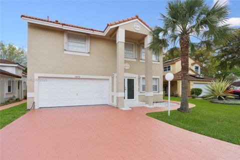 House in Miami, Florida 4 bedrooms, 210.7 sq.m. № 2045713 - photo 2