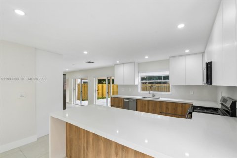 House in Miami, Florida 4 bedrooms, 210.7 sq.m. № 2045713 - photo 10