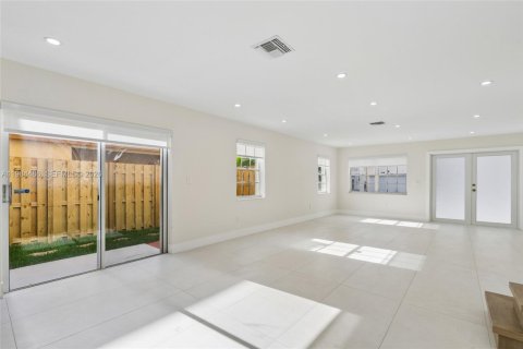 House in Miami, Florida 4 bedrooms, 210.7 sq.m. № 2045713 - photo 8