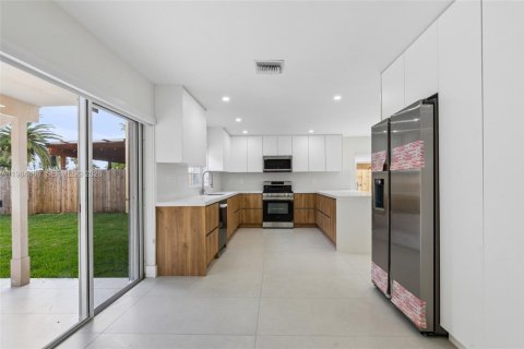 House in Miami, Florida 4 bedrooms, 210.7 sq.m. № 2045713 - photo 13