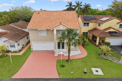 House in Miami, Florida 4 bedrooms, 210.7 sq.m. № 2045713