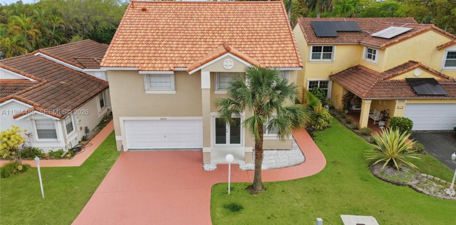 House in Miami, Florida 4 bedrooms, 210.7 sq.m. № 2045713