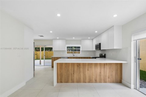 House in Miami, Florida 4 bedrooms, 210.7 sq.m. № 2045713 - photo 9