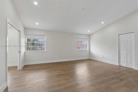 House in Miami, Florida 4 bedrooms, 210.7 sq.m. № 2045713 - photo 19