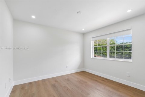 House in Miami, Florida 4 bedrooms, 210.7 sq.m. № 2045713 - photo 30