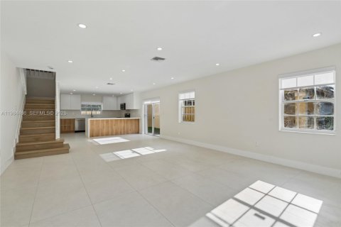 House in Miami, Florida 4 bedrooms, 210.7 sq.m. № 2045713 - photo 5