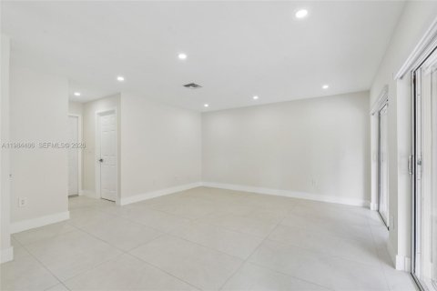 House in Miami, Florida 4 bedrooms, 210.7 sq.m. № 2045713 - photo 14