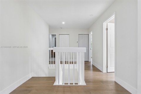 House in Miami, Florida 4 bedrooms, 210.7 sq.m. № 2045713 - photo 18