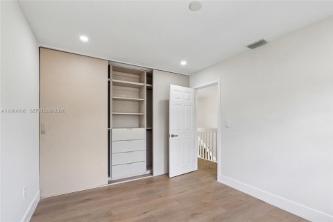 House in Miami, Florida 4 bedrooms, 210.7 sq.m. № 2045713 - photo 29