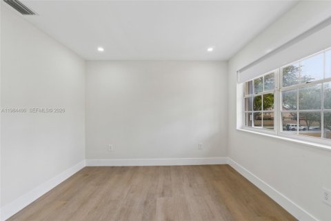 House in Miami, Florida 4 bedrooms, 210.7 sq.m. № 2045713 - photo 21