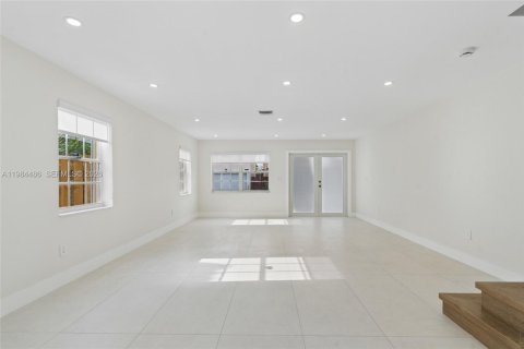 House in Miami, Florida 4 bedrooms, 210.7 sq.m. № 2045713 - photo 7