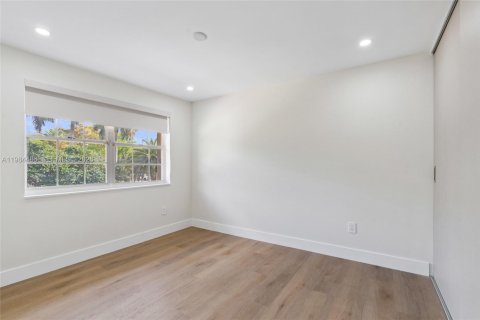 House in Miami, Florida 4 bedrooms, 210.7 sq.m. № 2045713 - photo 28