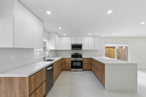 House in Miami, Florida 4 bedrooms, 210.7 sq.m. № 2045713 - photo 11