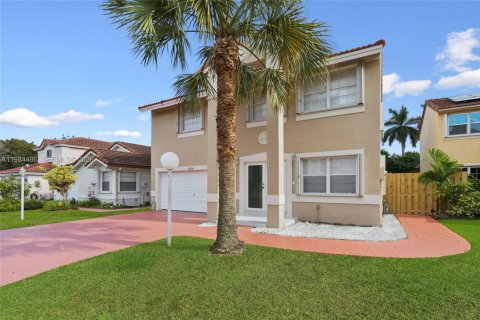 House in Miami, Florida 4 bedrooms, 210.7 sq.m. № 2045713 - photo 3