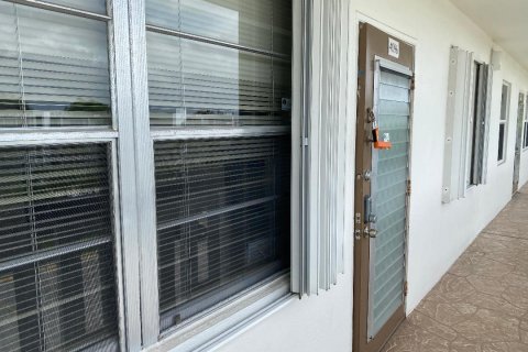 Condo in Deerfield Beach, Florida, 2 bedrooms  № 2176283 - photo 4