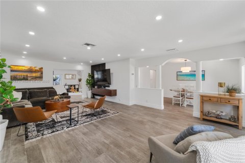 House in Lighthouse Point, Florida 5 bedrooms, 408.86 sq.m. № 1964829 - photo 6