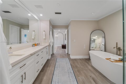 House in Lighthouse Point, Florida 5 bedrooms, 408.86 sq.m. № 1964829 - photo 23