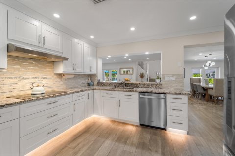 House in Lighthouse Point, Florida 5 bedrooms, 408.86 sq.m. № 1964829 - photo 9