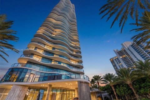 Купить кондоминиум в Санни-Айлс-Бич, Флорида 4 спальни, 463.77м2, № 2055055 - фото 2