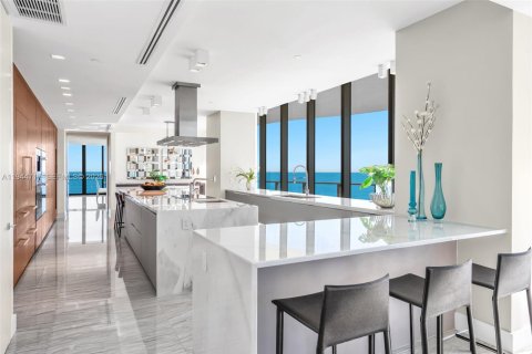 Купить кондоминиум в Санни-Айлс-Бич, Флорида 4 спальни, 463.77м2, № 2055055 - фото 25