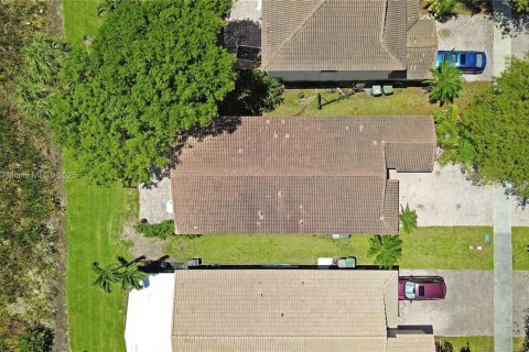 House in Homestead, Florida 3 bedrooms, 124.12 sq.m. № 2076755 - photo 22