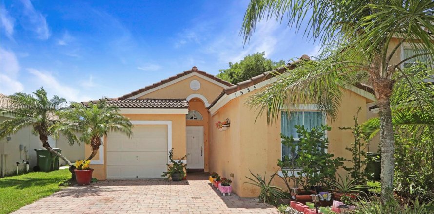House in Homestead, Florida 3 bedrooms, 124.12 sq.m. № 2076755