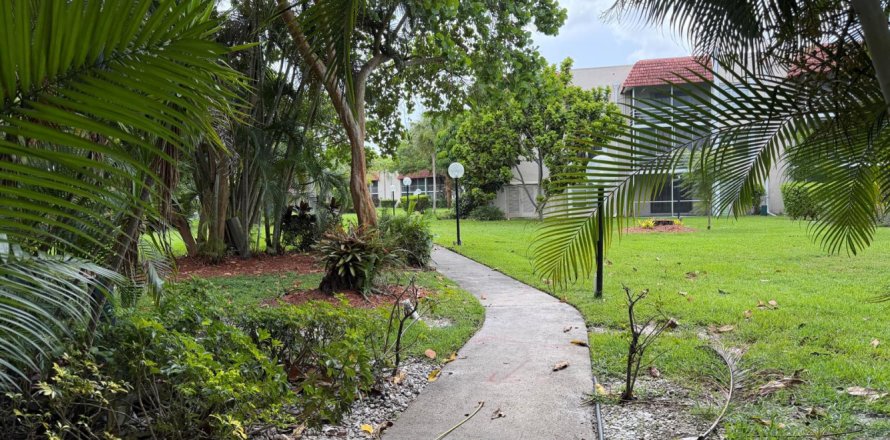 Condo in Lauderhill, Florida, 2 bedrooms № 2248282