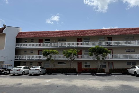 Condo in Lauderhill, Florida, 2 bedrooms № 2248282 - photo 2