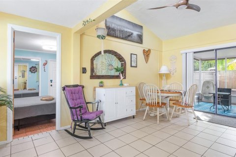 House in Gulfport, Florida 3 bedrooms, 124.02 sq.m. № 1913245 - photo 9