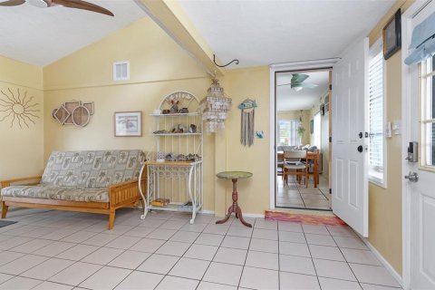 House in Gulfport, Florida 3 bedrooms, 124.02 sq.m. № 1913245 - photo 10