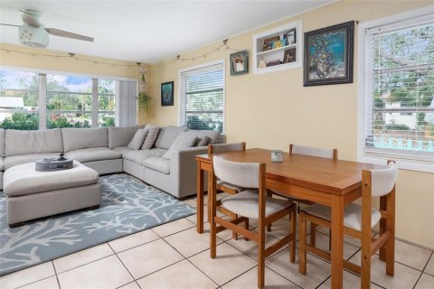 House in Gulfport, Florida 3 bedrooms, 124.02 sq.m. № 1913245 - photo 19