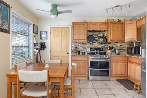House in Gulfport, Florida 3 bedrooms, 124.02 sq.m. № 1913245 - photo 17