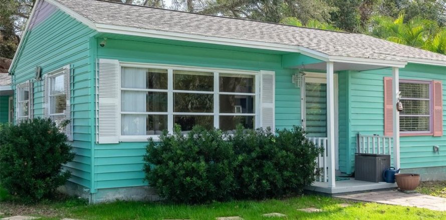 House in Gulfport, Florida 3 bedrooms, 124.02 sq.m. № 1913245