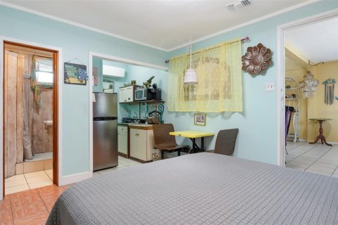House in Gulfport, Florida 3 bedrooms, 124.02 sq.m. № 1913245 - photo 12