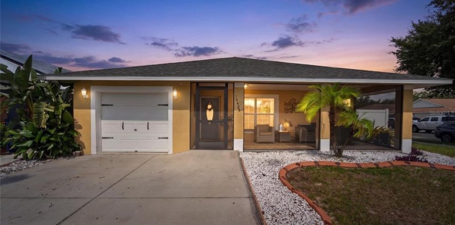 House in Wimauma, Florida 3 bedrooms, 106.47 sq.m. № 2205440