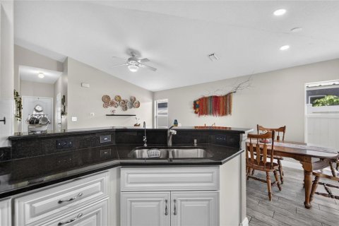 House in Wimauma, Florida 3 bedrooms, 106.47 sq.m. № 2205440 - photo 7
