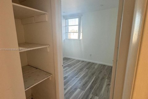 Condo in North Miami Beach, Florida, 2 bedrooms  № 1731958 - photo 11