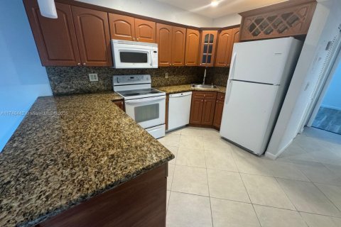 Condo in North Miami Beach, Florida, 2 bedrooms  № 1731958 - photo 2