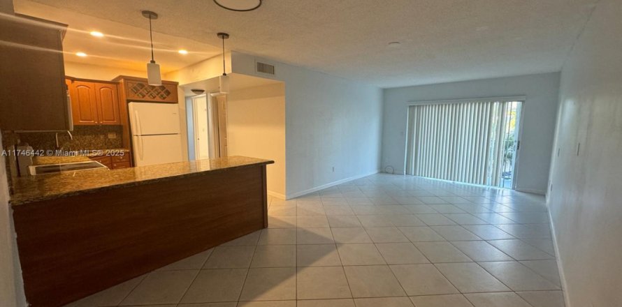 Condo in North Miami Beach, Florida, 2 bedrooms  № 1731958