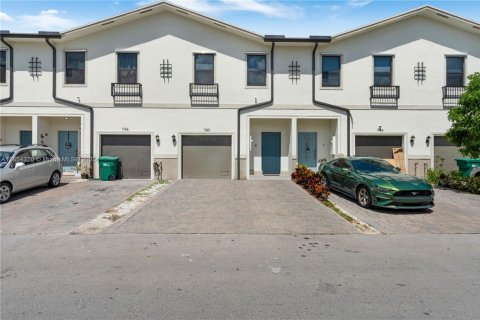 Townhouse in Florida City, Florida 3 bedrooms, 136.19 sq.m. № 1872055 - photo 1