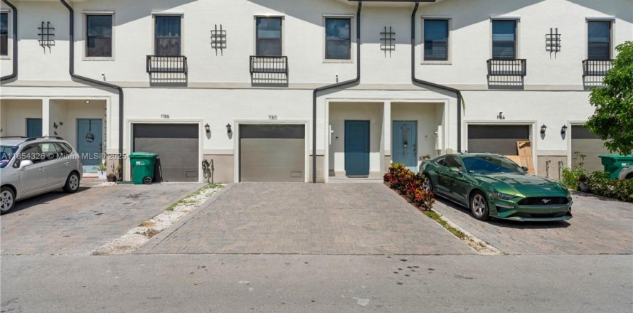 Townhouse in Florida City, Florida 3 bedrooms, 136.19 sq.m. № 1872055