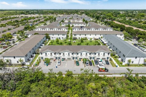 Townhouse in Florida City, Florida 3 bedrooms, 136.19 sq.m. № 1872055 - photo 3