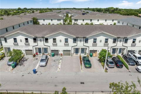Townhouse in Florida City, Florida 3 bedrooms, 136.19 sq.m. № 1872055 - photo 4